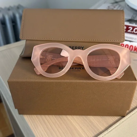 NWT pink Burberry sunglasses 3072218B-7696-441B-B529-  main image 4
